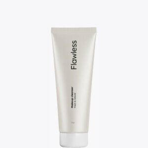 "Pot en plastique recyclable du Makeup Melting Cleanser, une crème démaquillante fondant à l’huile de coco et au beurre de karité. Élimine même les maquillages waterproof tout en nourrissant et apaisant la peau."